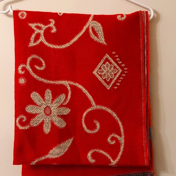 Warm and cozy blanket/scarf - Picture 3 of 6